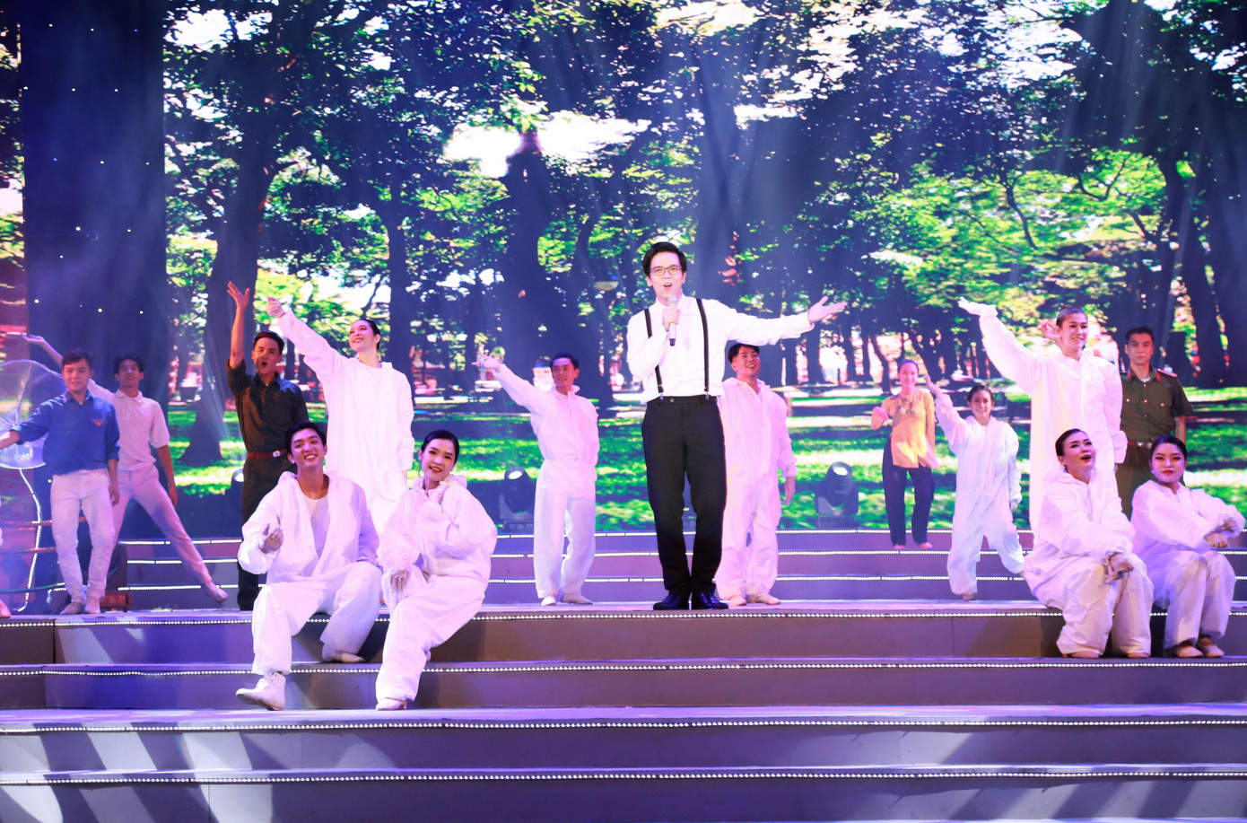 Thầy giáo trẻ Nguyễn Thái Dương thể hiện tác phẩm "Thành phố gì kỳ" do chính anh sáng tác.