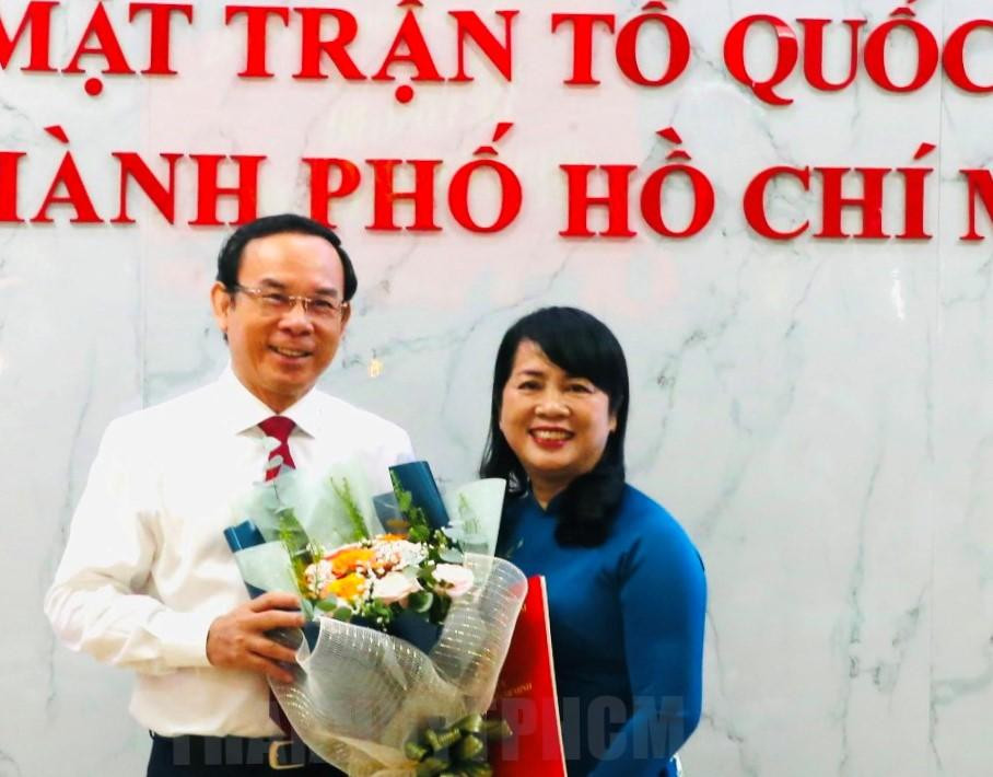 Bí thư Thành ủy Nguyễn Văn Nên trao quyết định công tác cho bà Trần Kim Yến. (Ảnh: hcmcpv.org.vn) Bí thư Thành ủy Nguyễn Văn Nên trao quyết định công tác cho bà Trần Kim Yến. (Ảnh: hcmcpv.org.vn)