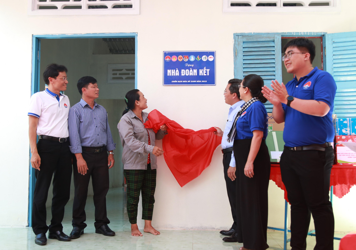 Đoàn công tác Học viện Cán bộ TPHCM và chính quyền địa phương bàn giao ngôi nhà khang trang cho chị Thạch Thị Tươi. Đoàn công tác Học viện Cán bộ TPHCM và chính quyền địa phương bàn giao ngôi nhà khang trang cho chị Thạch Thị Tươi.