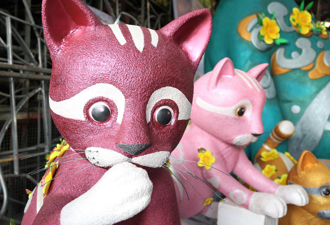 Những chú mèo đã hoàn thiện, chờ ngày đưa ra đường hoa lắp ghép vào tổng thể.