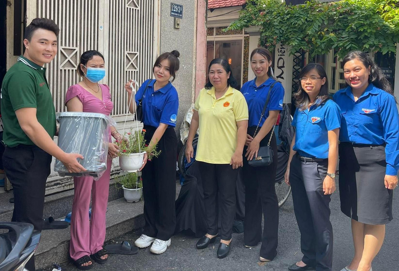 Góp mặt trong nhiều hoạt động của TPHCM gần đây, đặc biệt là suốt thời gian thành phố chống chọi đại dịch COVID-19, vợ chồng ca sĩ Đăng Nguyên - Ngọc Hà mong muốn lan tỏa tinh thần cống hiến, sẻ chia với cộng đồng. Trong ảnh: Ngọc Hà (thứ 3 từ trái qua) cùng ông xã Đăng Nguyên (bìa trái) tặng cây xanh, thùng rác cho các hộ dân trên địa bàn quận Phú Nhuận ngay sau lễ ra quân.