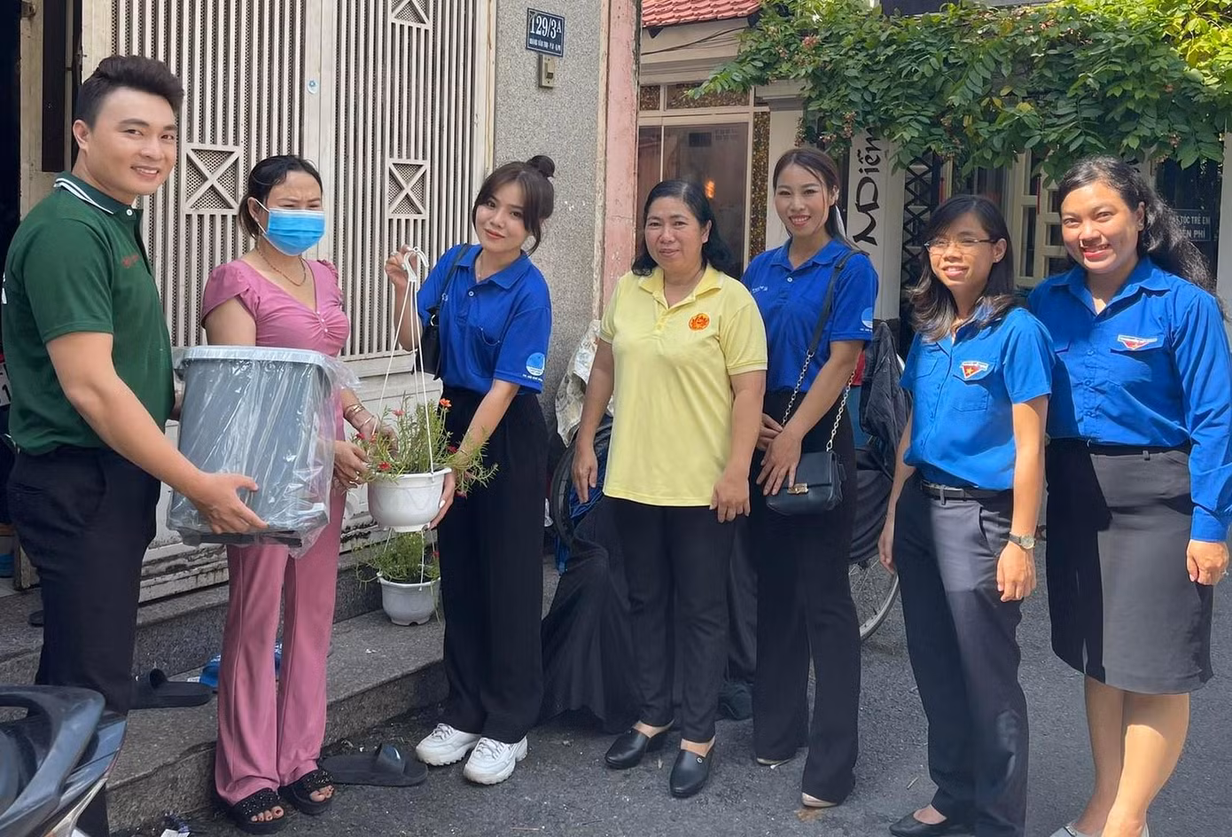 Góp mặt trong nhiều hoạt động của TPHCM gần đây, đặc biệt là suốt thời gian thành phố chống chọi đại dịch COVID-19, vợ chồng ca sĩ Đăng Nguyên - Ngọc Hà mong muốn lan tỏa tinh thần cống hiến, sẻ chia với cộng đồng. Trong ảnh: Ngọc Hà (thứ 3 từ trái qua) cùng ông xã Đăng Nguyên (bìa trái) tặng cây xanh, thùng rác cho các hộ dân trên địa bàn quận Phú Nhuận ngay sau lễ ra quân.