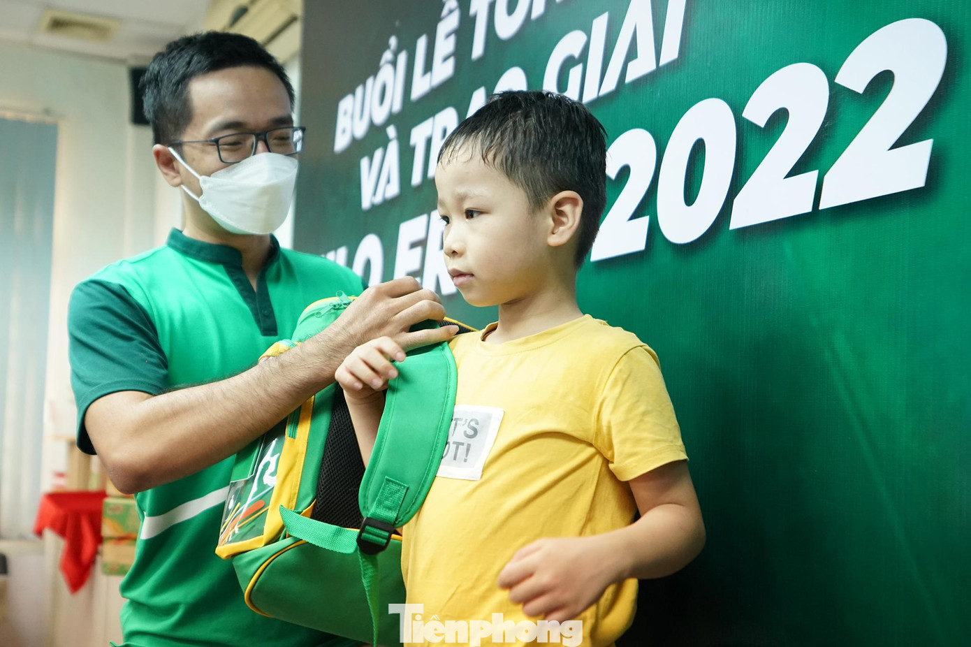 Đại diện nhãn hàng Nestlé MILO trao bộ quà tặng cho các em.