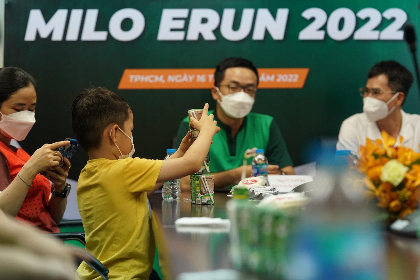 Một "vận động viên" nhí thể hiện tinh thần năng động trong buổi lễ.