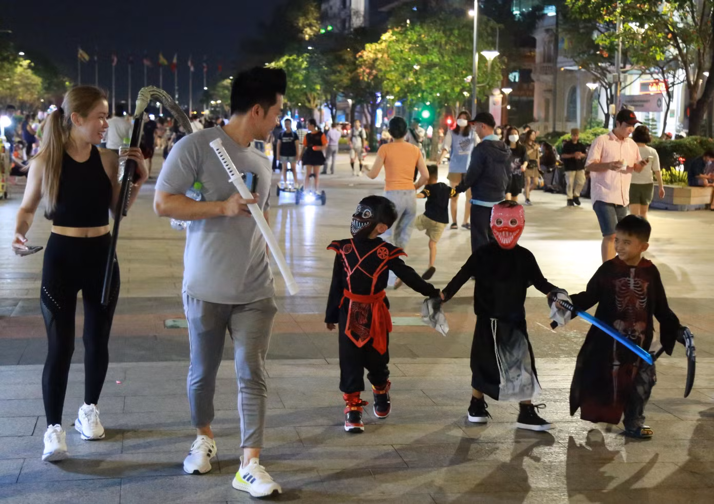 Lúc 19h, rất đông người dân trong nước và du khách tề tựu tại khu vực trung tâm TPHCM hòa trong không khí lễ hội hóa trang Halloween.