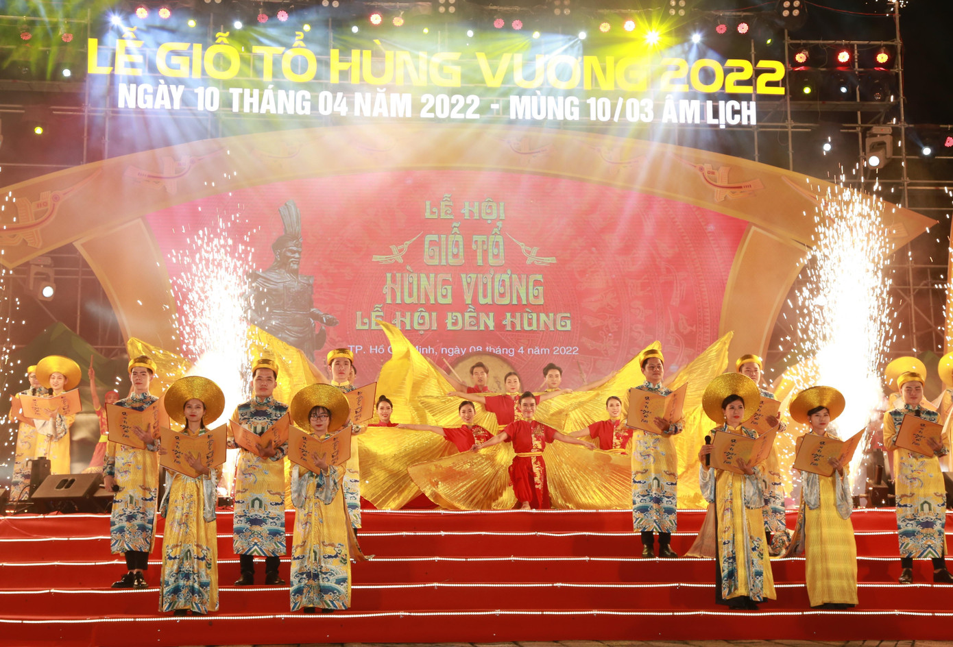 “Dù ai đi ngược về xuôi. Nhớ ngày giỗ Tổ mồng mười tháng ba". Câu ca được bao thế hệ người Việt lưu truyền cũng là lời nhắc nhớ về cội nguồn dân tộc đối với mỗi người. “Dù ai đi ngược về xuôi. Nhớ ngày giỗ Tổ mồng mười tháng ba". Câu ca được bao thế hệ người Việt lưu truyền cũng là lời nhắc nhớ về cội nguồn dân tộc đối với mỗi người.