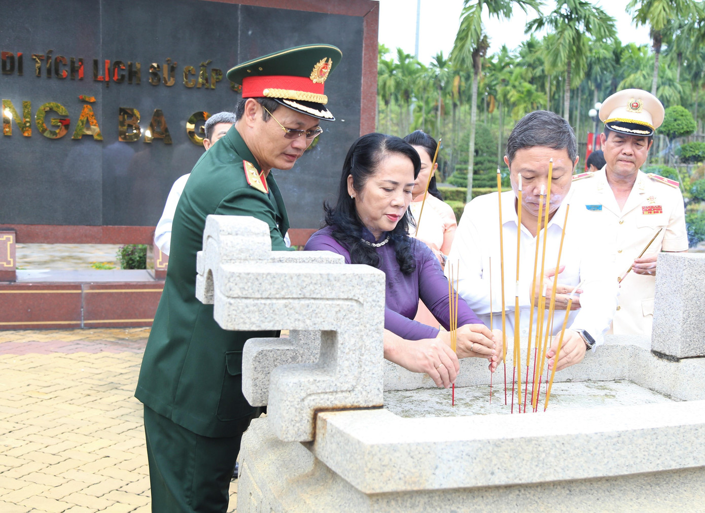 Đại biểu dâng hương tưởng niệm các Anh hùng liệt sĩ tại Di tích lịch sử cấp quốc gia Ngã Ba Giồng. Đại biểu dâng hương tưởng niệm các Anh hùng liệt sĩ tại Di tích lịch sử cấp quốc gia Ngã Ba Giồng.