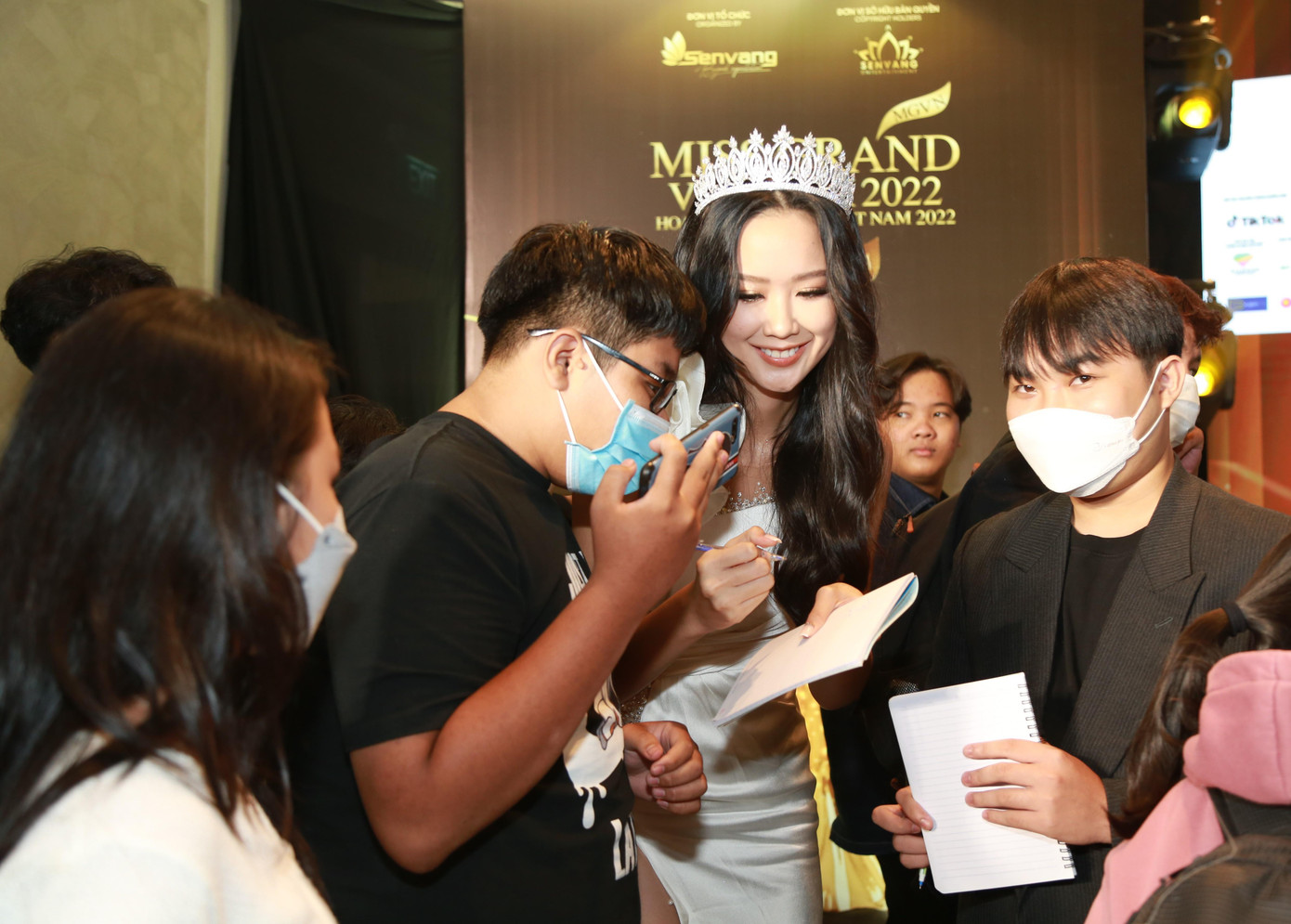 Sau mấy ngày bị sốt, Á hậu 1 Miss World Vietnam 2022 Lê Nguyễn Bảo Ngọc đã kịp bình phục để tham dự buổi lễ và giao lưu cùng người hâm mộ.