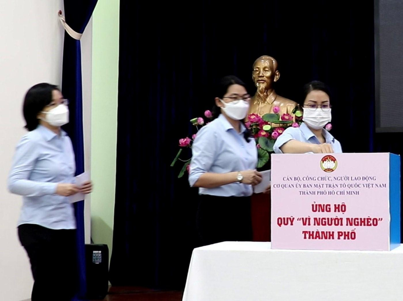 Người lao động cơ quan Ủy ban MTTQ Việt Nam TPHCM ủng hộ ngày lương vào Quỹ "Vì người nghèo" thành phố. Người lao động cơ quan Ủy ban MTTQ Việt Nam TPHCM ủng hộ ngày lương vào Quỹ "Vì người nghèo" thành phố.