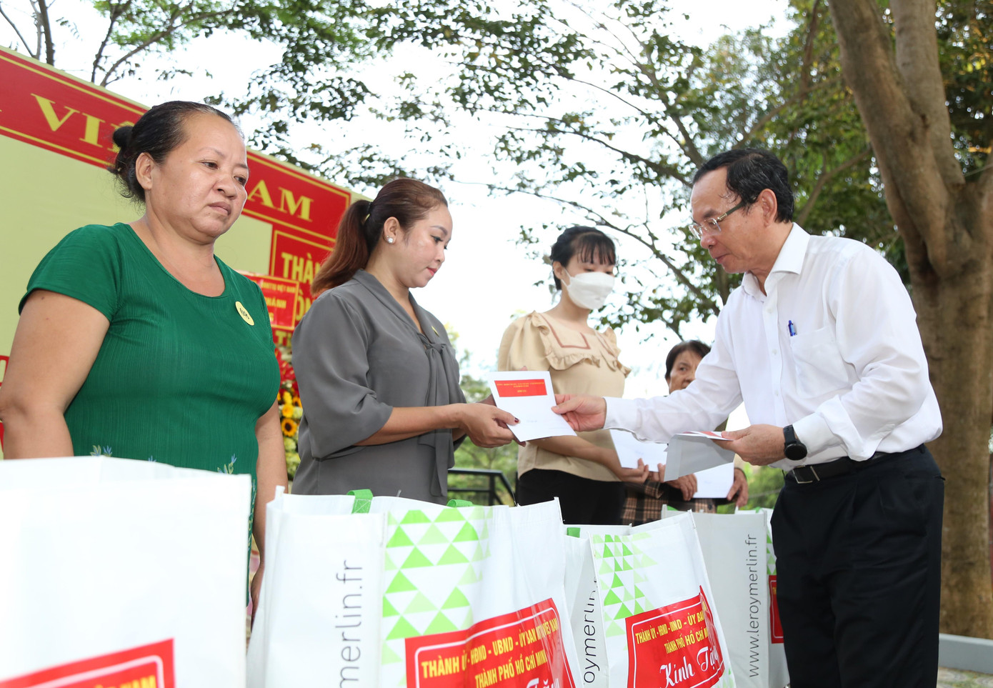 Bí thư Thành ủy TPHCM trao các phần quà tặng bà con nhân dân. Bí thư Thành ủy TPHCM trao các phần quà tặng bà con nhân dân.