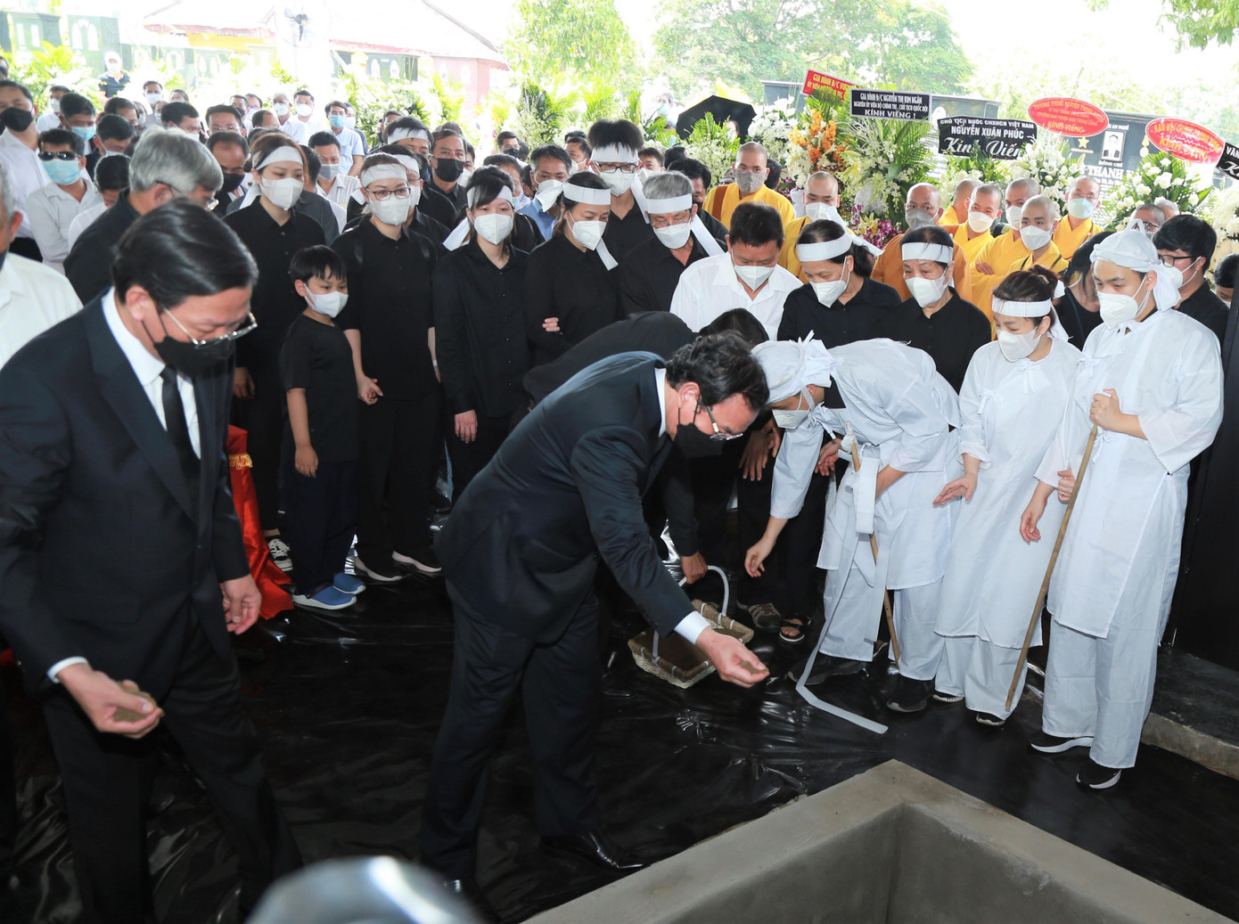 Bí thư Thành ủy TPHCM Nguyễn Văn Nên và Chủ tịch UBND TPHCM Phan Văn Mãi tiễn đưa người đồng chí, đồng đội về nơi an nghỉ cuối cùng. Bí thư Thành ủy TPHCM Nguyễn Văn Nên và Chủ tịch UBND TPHCM Phan Văn Mãi tiễn đưa người đồng chí, đồng đội về nơi an nghỉ cuối cùng.