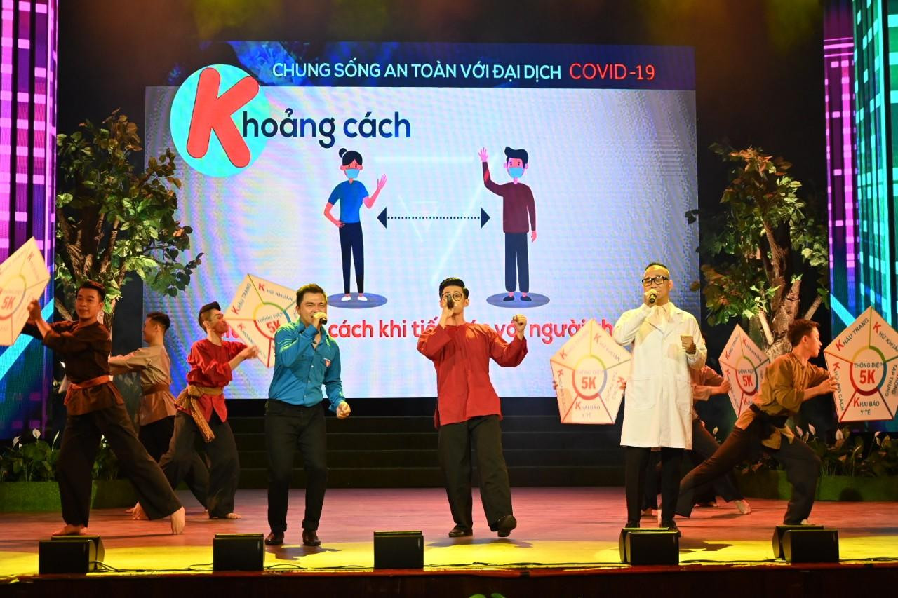 Tốp ca thể hiện tiết mục nhắc nhớ mọi người tuân thủ quy tắc 5K để mang lại sự an toàn trong đại dịch
