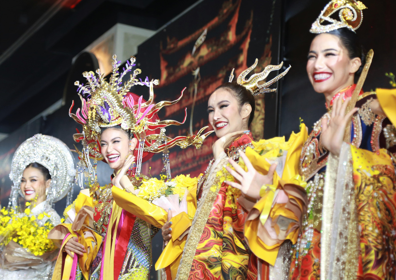 Các người đẹp Thái Lan thân thiện và vui vẻ trước sự cổ động nồng nhiệt của khán giả Việt Nam - Ảnh: Ngô Tùng