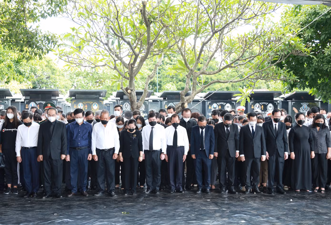 Lễ an táng ông Lê Hòa Bình ở nghĩa trang TPHCM.