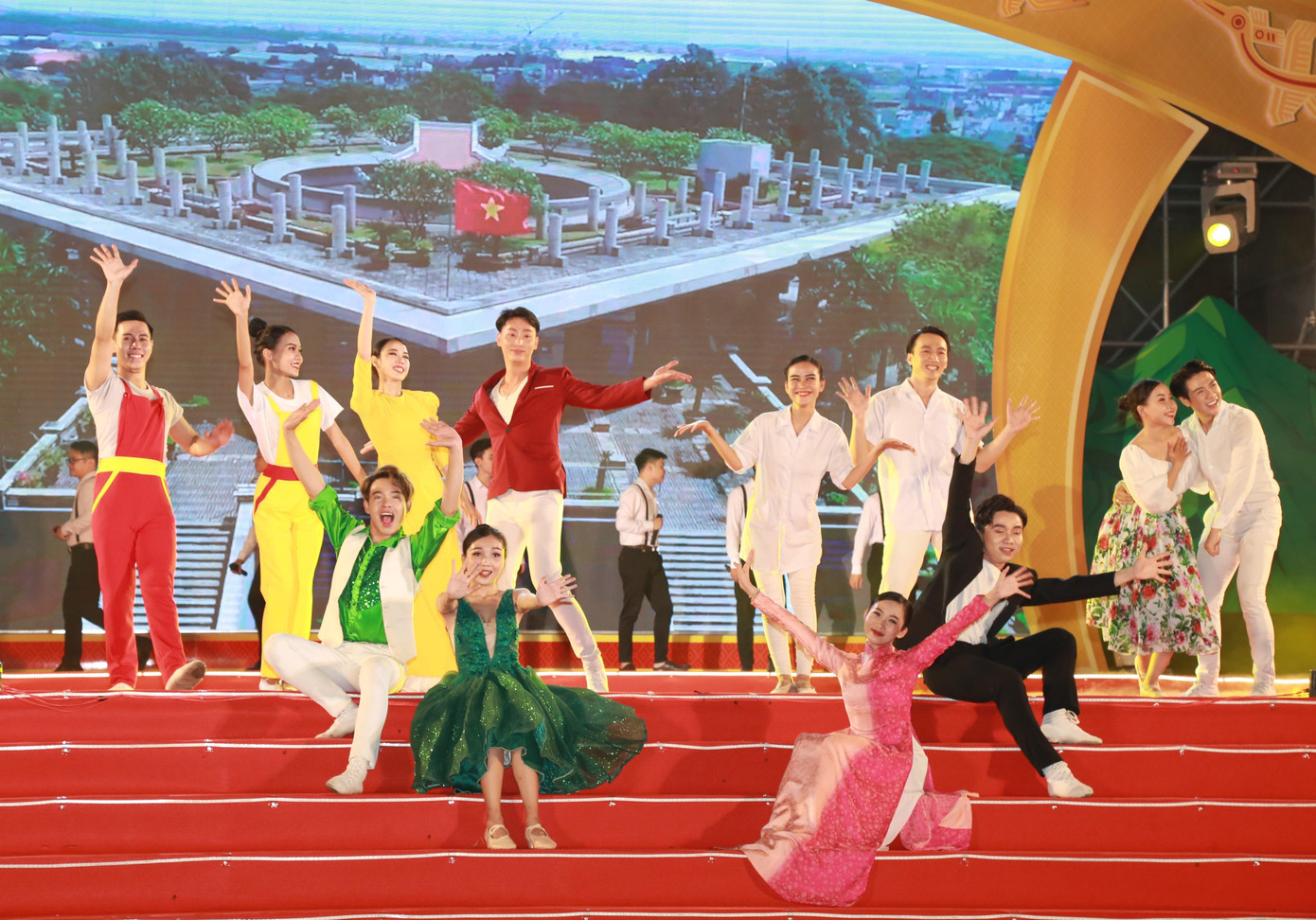 Liên khúc hân hoan, vui tươi "Việt Nam chào ngày mới" - "Sài Gòn đô hội" với sự tham gia của các nghệ sĩ trẻ thuộc Học viện Nghệ thuật Queen Art và vũ đoàn Mây, Gió Việt. Liên khúc hân hoan, vui tươi "Việt Nam chào ngày mới" - "Sài Gòn đô hội" với sự tham gia của các nghệ sĩ trẻ thuộc Học viện Nghệ thuật Queen Art và vũ đoàn Mây, Gió Việt.