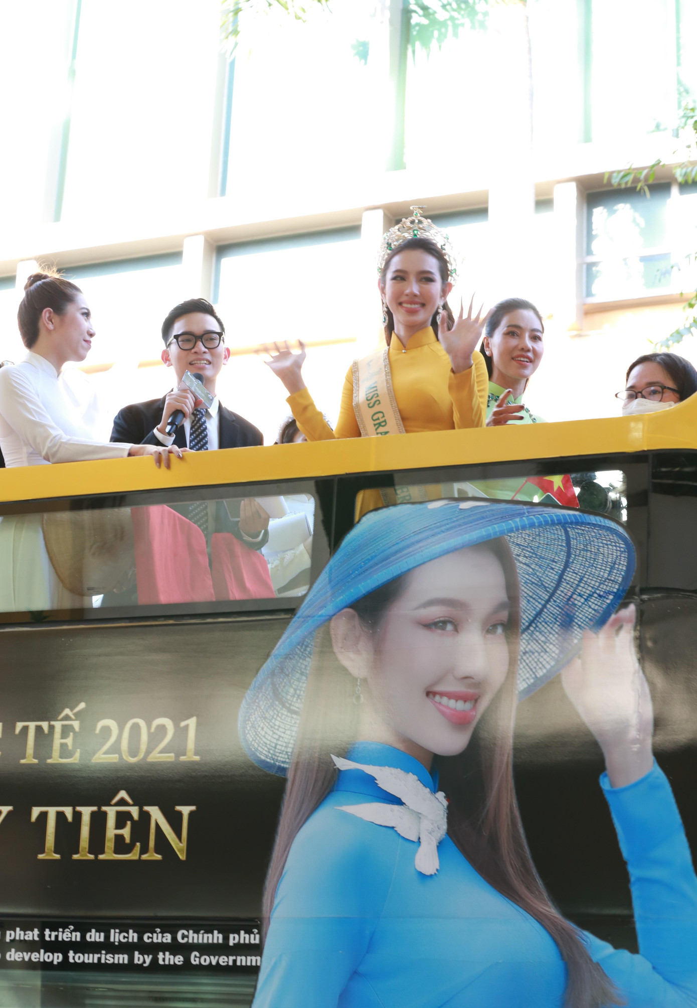 Hàng trăm người hô vang chào đón Hoa hậu Thùy Tiên diễu hành trên đường phố TPHCM ảnh 8