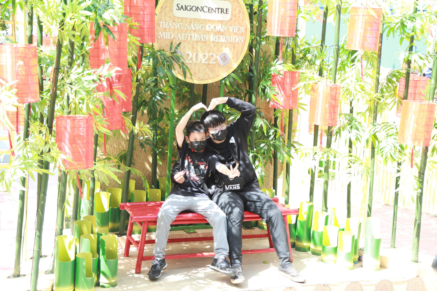 Hai bé trai chụp ảnh lưu niệm bên không gian Tết Trung thu được bài trí bắt mắt ở trung tâm thương mại Saigon Centre.