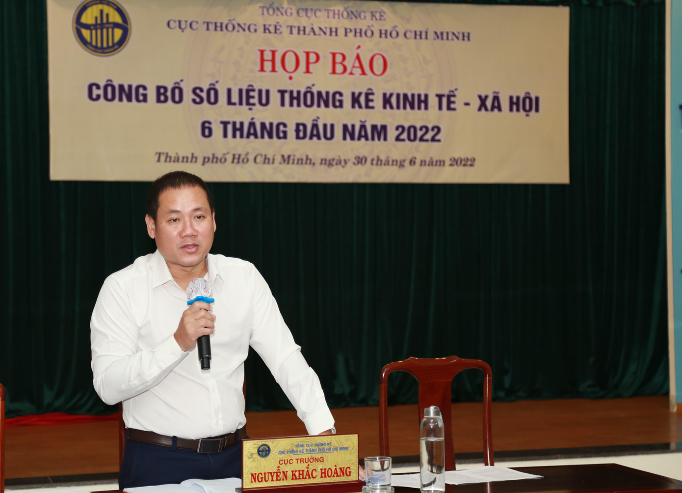 Ông Nguyễn Khắc Hoàng công bố một số số liệu thống kê về tình hình kinh tế - xã hội TPHCM nửa đầu năm nay. Ảnh: Ngô Tùng