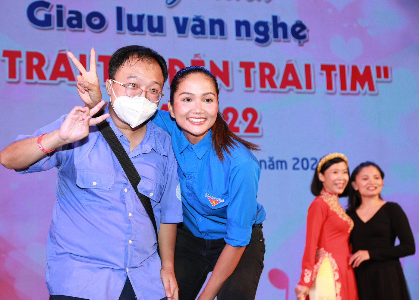 Bạn nhỏ chụp ảnh lưu niệm cùng Hoa hậu H'Hen Niê.