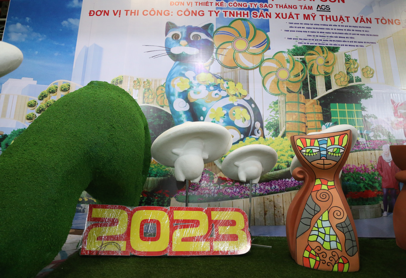 Sau 1 tháng rưỡi thi công tại xưởng của nghệ nhân Văn Tòng, nhiều linh vật mèo cùng các tiểu cảnh đã thành hình một cách sống động.
