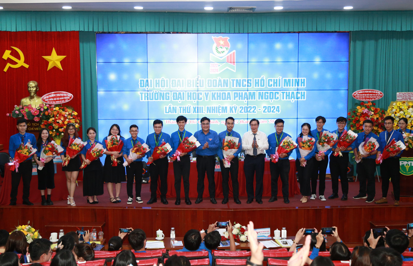 Phó Bí thư Thường trực Thành Đoàn TPHCM Ngô Minh Hải và Chủ tịch Hội đồng Trường Đại học Y khoa Phạm Ngọc Thạch Ngô Minh Xuân trao hoa chúc mừng tập thể Ban Chấp hành khóa mới. Ảnh: Ngô Tùng