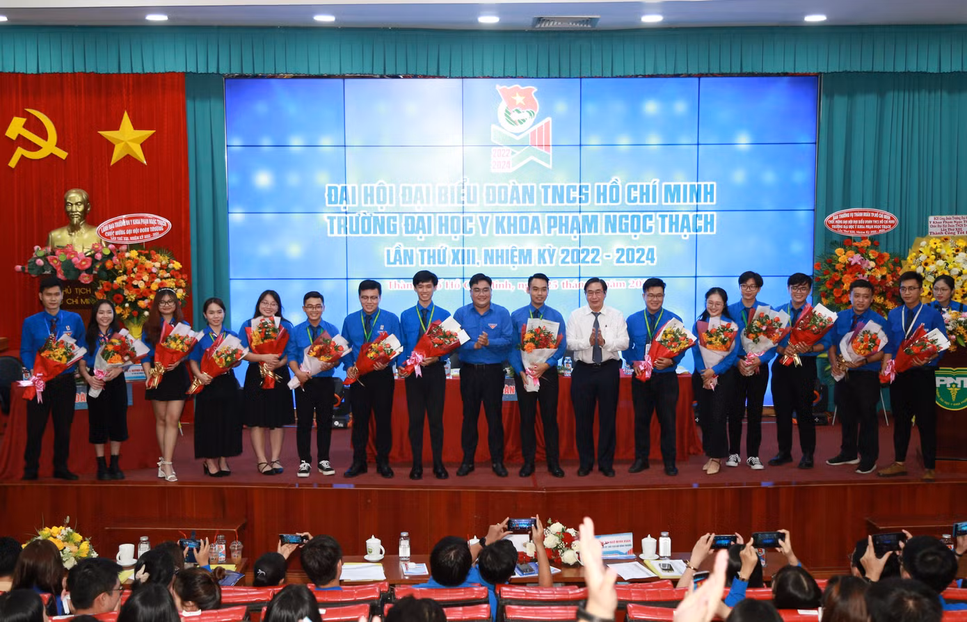 Phó Bí thư Thường trực Thành Đoàn TPHCM Ngô Minh Hải và Chủ tịch Hội đồng Trường Đại học Y khoa Phạm Ngọc Thạch Ngô Minh Xuân trao hoa chúc mừng tập thể Ban Chấp hành khóa mới. Ảnh: Ngô Tùng