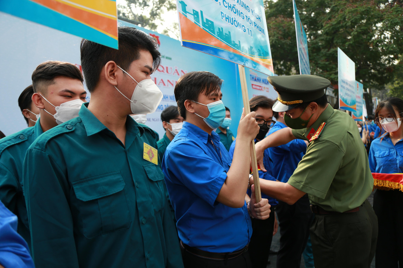 Thượng tá Lê Viết Tiệp, Chánh Văn phòng Đảng ủy Công an TPHCM trao băng đeo cho đội hình thanh niên phòng chống tội phạm trên địa bàn quận 5