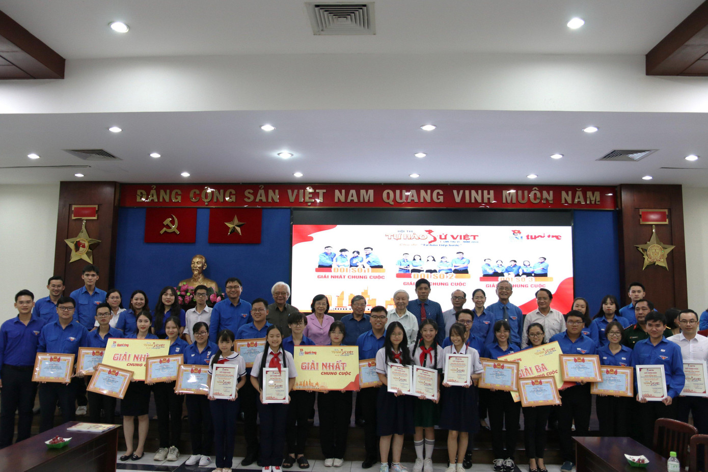 Các cá nhân, tập thể đạt giải chụp ảnh lưu niệm cùng Ban giám khảo và Ban tổ chức. Các cá nhân, tập thể đạt giải chụp ảnh lưu niệm cùng Ban giám khảo và Ban tổ chức.