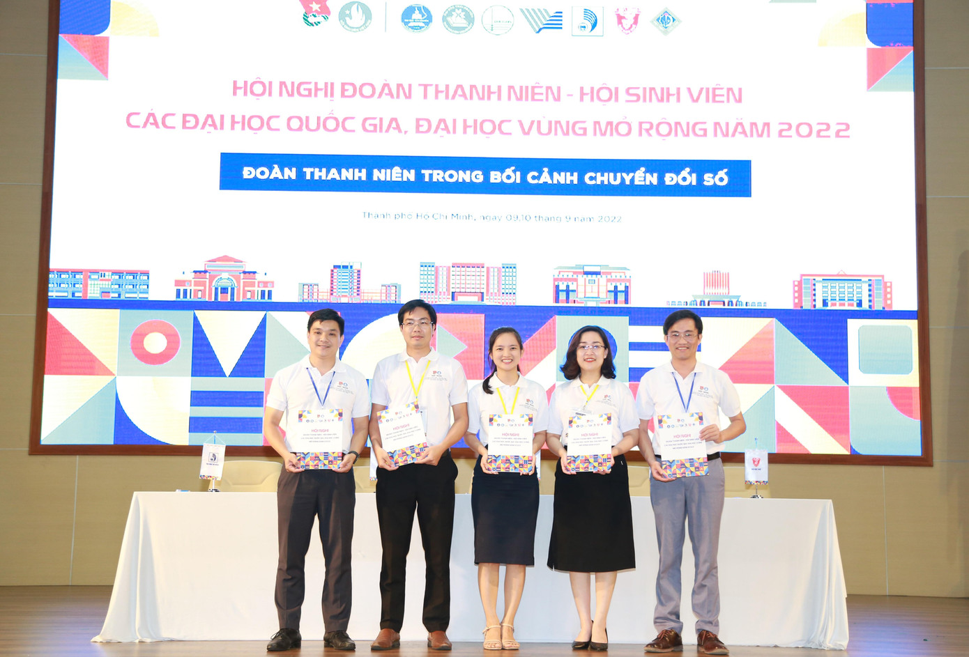 Đại diện các ĐHQG, ĐH Vùng ký kết tuyên bố chung của hội nghị. Đại diện các ĐHQG, ĐH Vùng ký kết tuyên bố chung của hội nghị.