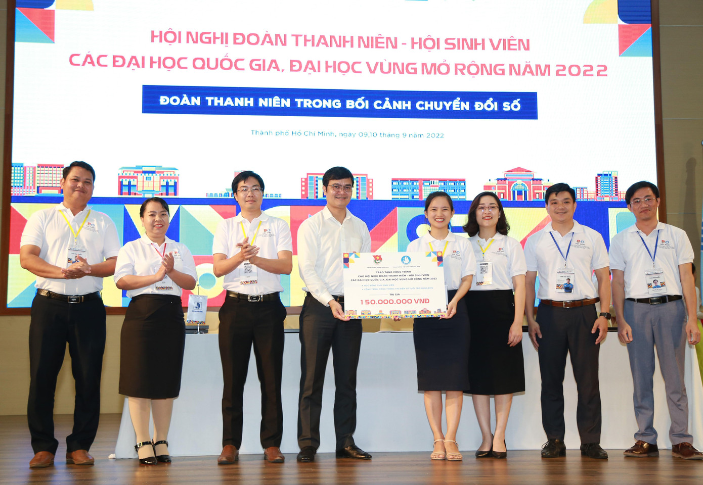 Dịp này, Bí thư thứ nhất T.Ư Đoàn Bùi Quang Huy trao phần hỗ trợ công trình thanh niên cho hội nghị trị giá 150 triệu đồng. Dịp này, Bí thư thứ nhất T.Ư Đoàn Bùi Quang Huy trao phần hỗ trợ công trình thanh niên cho hội nghị trị giá 150 triệu đồng.