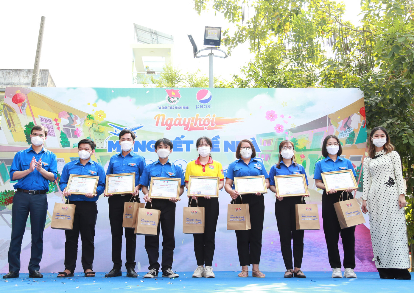 Dịp này, T.Ư Đoàn và đơn vị đồng hành chương trình đã trao giấy chứng nhận và phần thưởng cho các bạn đoàn viên thanh niên tham gia cuộc thi ảnh &quot;Tết đoàn viên&quot;.