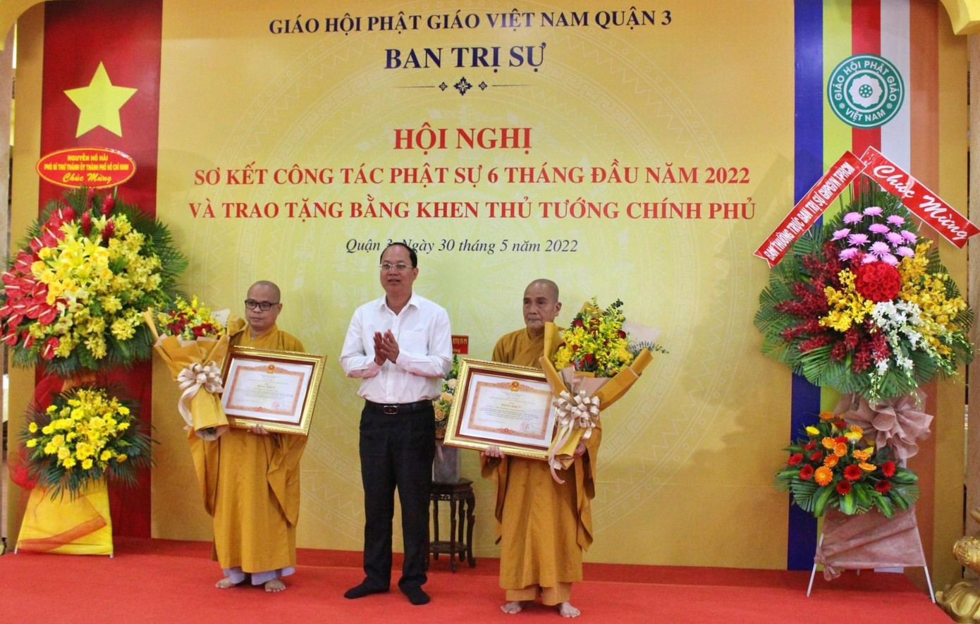 Trao bằng khen cho Hòa thượng Thích Minh Hiền (bìa phải) và Đại đức Thích Thiện Châu.