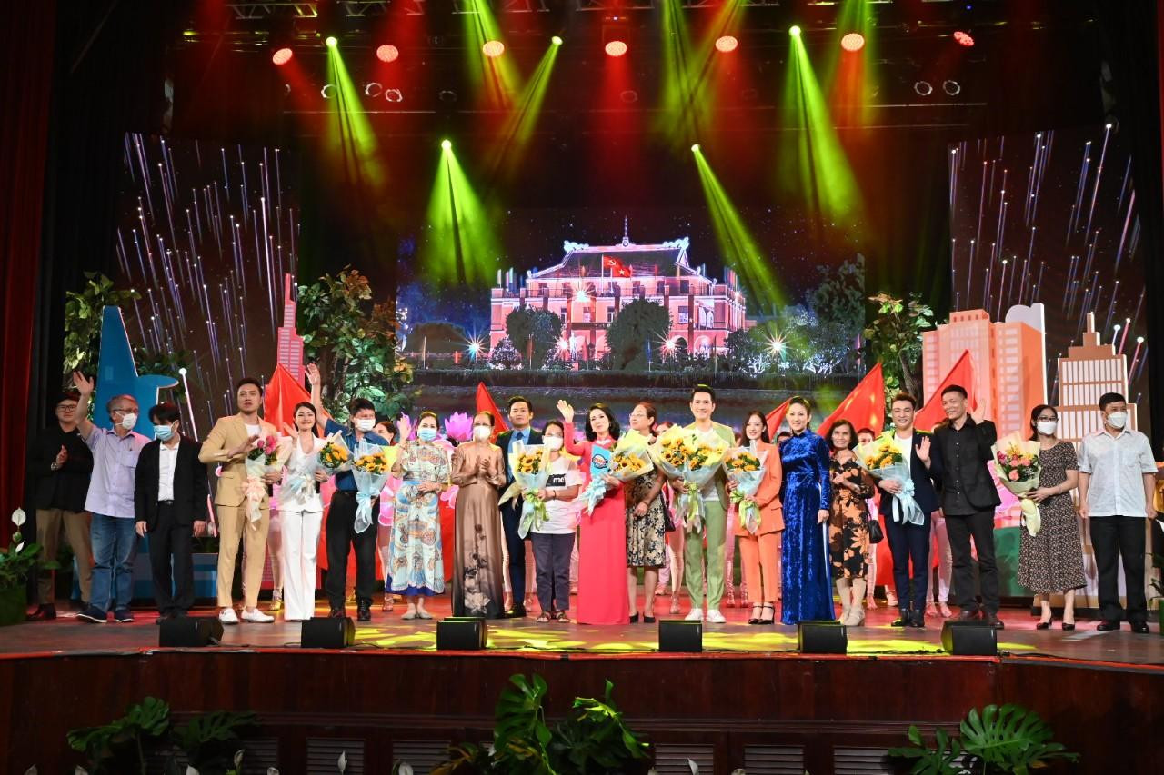 Chương trình khép lại với những lắng đọng về tinh thần chung sức chung lòng, nương tựa lẫn nhau cùng đi qua gian khó trong đại dịch.