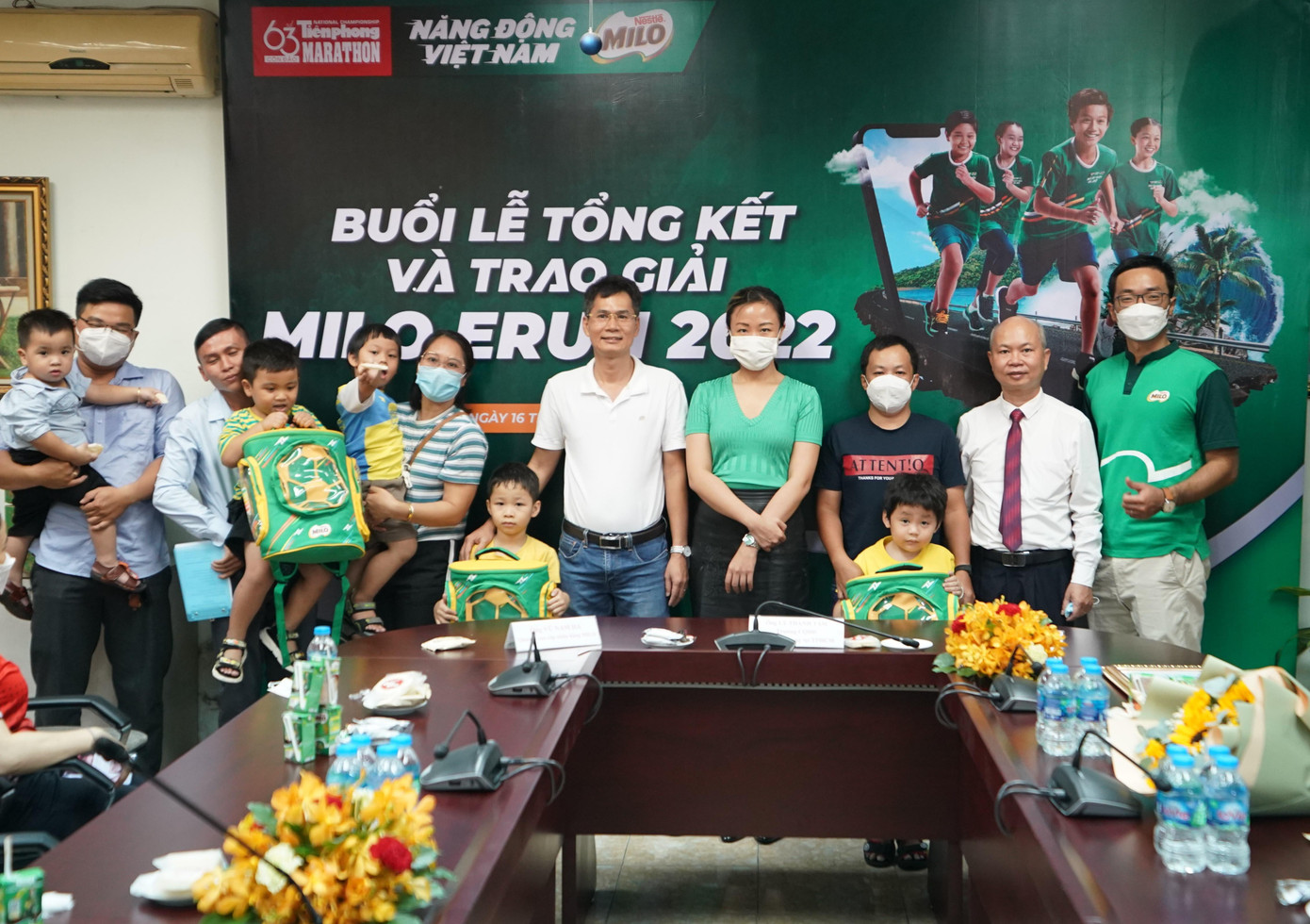 Ngoài một số em nhỏ và gia đình có mặt tại buổi lễ, những trường hợp không có điều kiện đến nhận thưởng sẽ được Ban tổ chức gửi quà tặng trong thời gian sớm nhất.