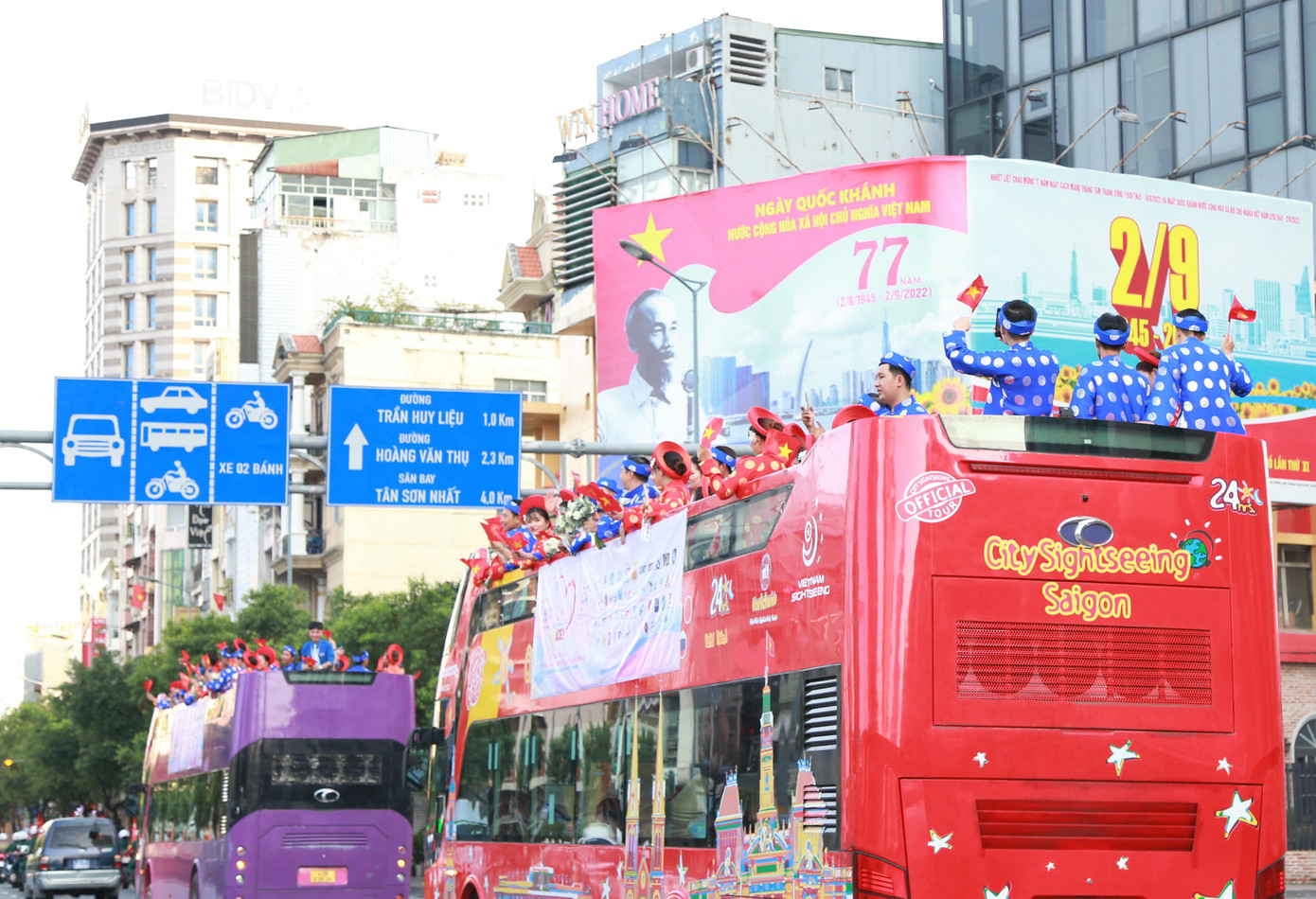 Các cô dâu chú rể trên đường về trung tâm tiệc cưới để cùng cắt bánh, khui rượu đón mừng ngày hạnh phúc.