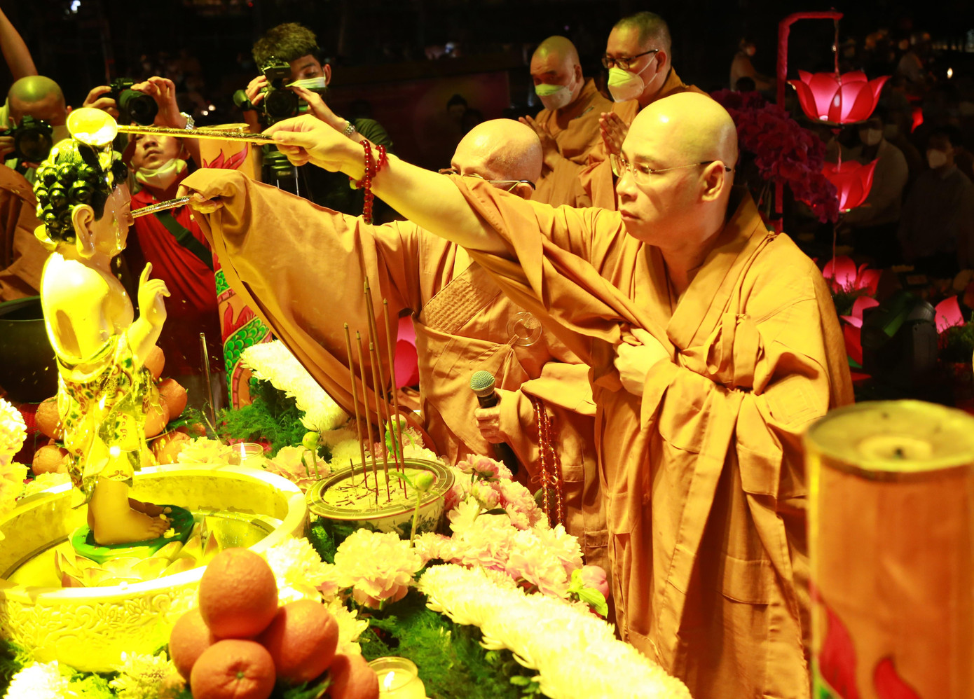 Các chư đức tăng thực hiện nghi thức tâm linh tắm Phật.