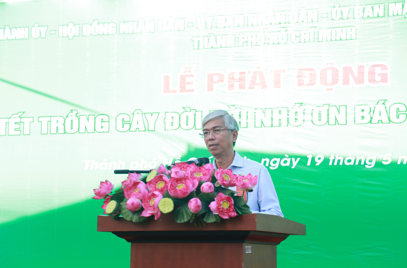 Phó Chủ tịch UBND TPHCM Võ Văn Hoan phát động trồng cây theo lời dạy của Bác - Ảnh: Ngô Tùng