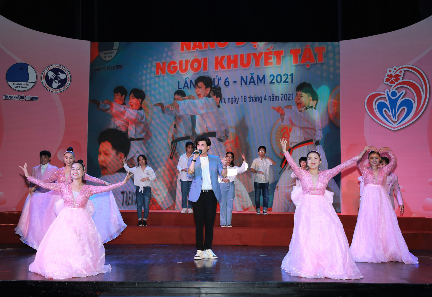 Ca sĩ Chí Thiện góp tiết mục "Sống như những đóa hoa".