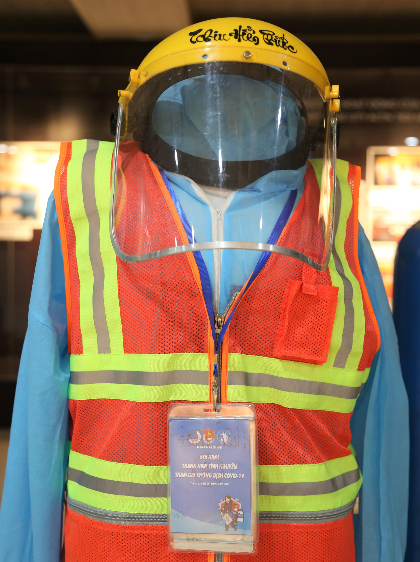 Trong ảnh là bộ trang phục phòng dịch từng được diễn viên xiếc Tchiu Hiển Phước sử dụng. Đi kèm là chiếc thẻ đeo dành cho các thành viên đội tình nguyện phòng chống dịch của Thành Đoàn TPHCM.