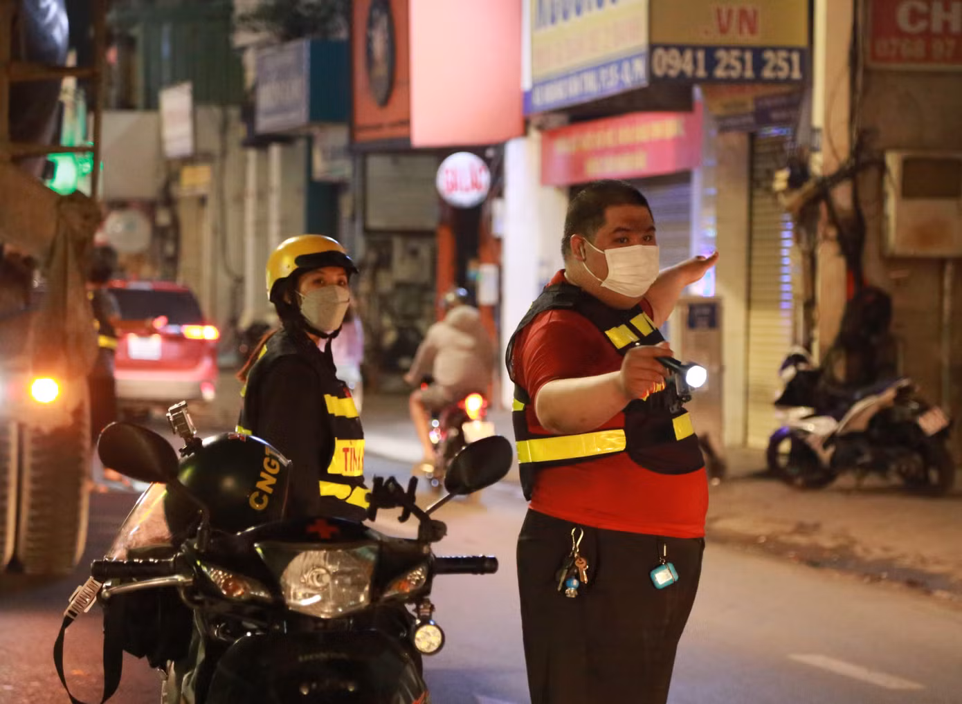 Ngoài các thành viên nam, nhóm cũng có sự chung sức của 3 bạn nữ. Ngoài các thành viên nam, nhóm cũng có sự chung sức của 3 bạn nữ.