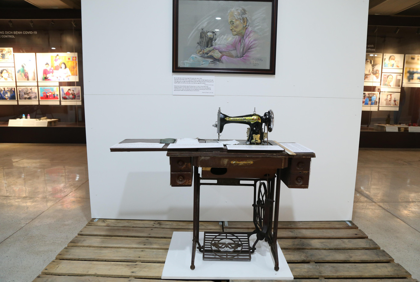 Mẹ Việt Nam Anh hùng Ngô Thị Quýt (1925 - 2021) vẫn miệt mài may những chiếc khẩu trang để gửi tặng bà con phòng chống dịch trong năm 2020 - 2021.