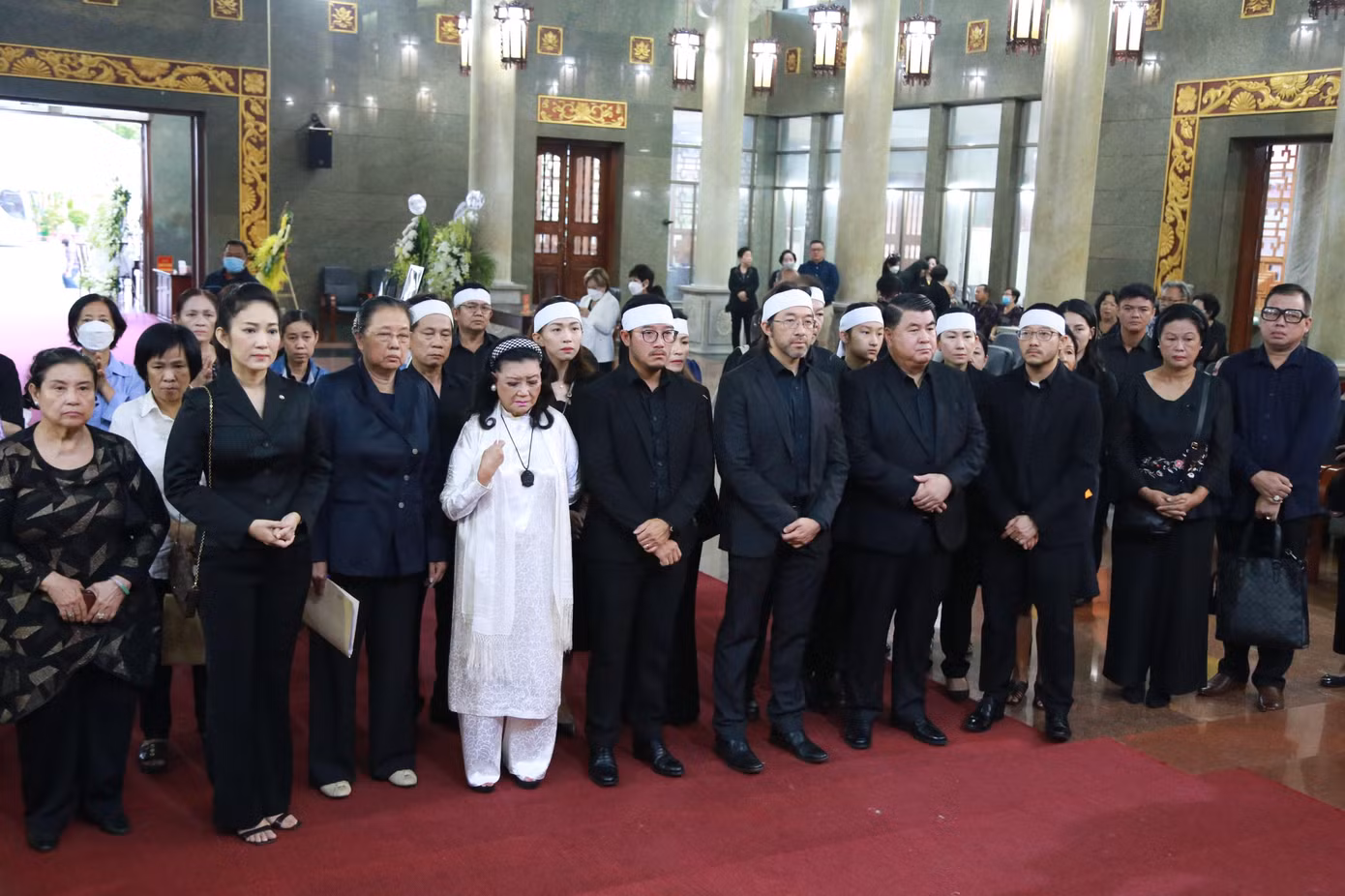 Sáng sớm 12/9, Ban lễ tang và gia đình làm lễ truy điệu và đưa NSƯT Thẩm Thúy Hằng về nơi an nghỉ. Sáng sớm 12/9, Ban lễ tang và gia đình làm lễ truy điệu và đưa NSƯT Thẩm Thúy Hằng về nơi an nghỉ.