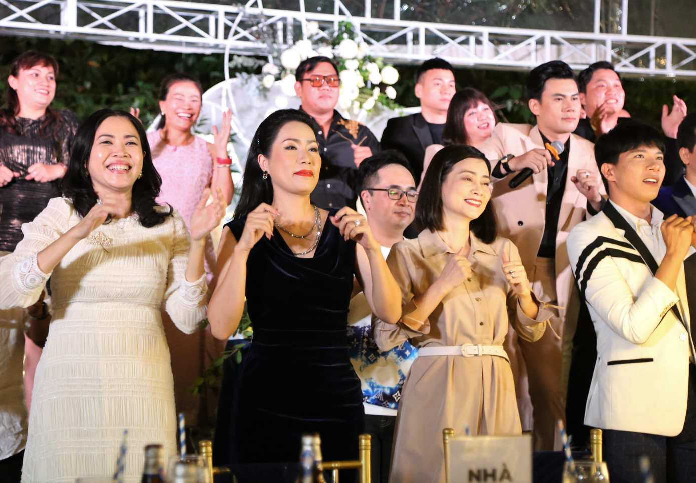 Các nghệ sĩ, bạn bè thân thiết đến chúc phúc đôi bạn trẻ.