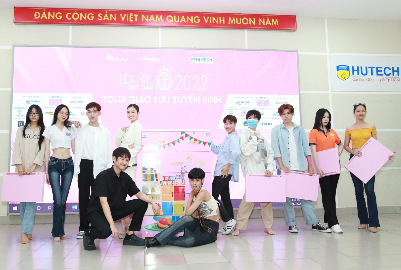 Các bạn trẻ đọ dáng cùng Á hậu Phương Nhi.