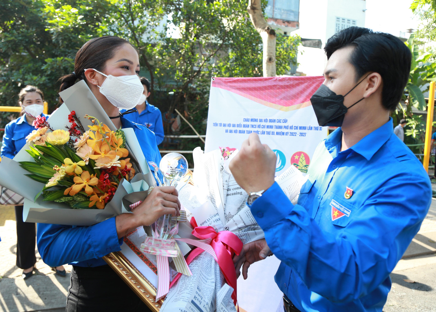 Thay mặt đội tình nguyện viên nghệ sĩ TPHCM, MC Phùng Thế Phi gửi lẵng hoa chúc mừng cô gái xinh đẹp, nhiệt huyết của đội Thay mặt đội tình nguyện viên nghệ sĩ TPHCM, MC Phùng Thế Phi gửi lẵng hoa chúc mừng cô gái xinh đẹp, nhiệt huyết của đội