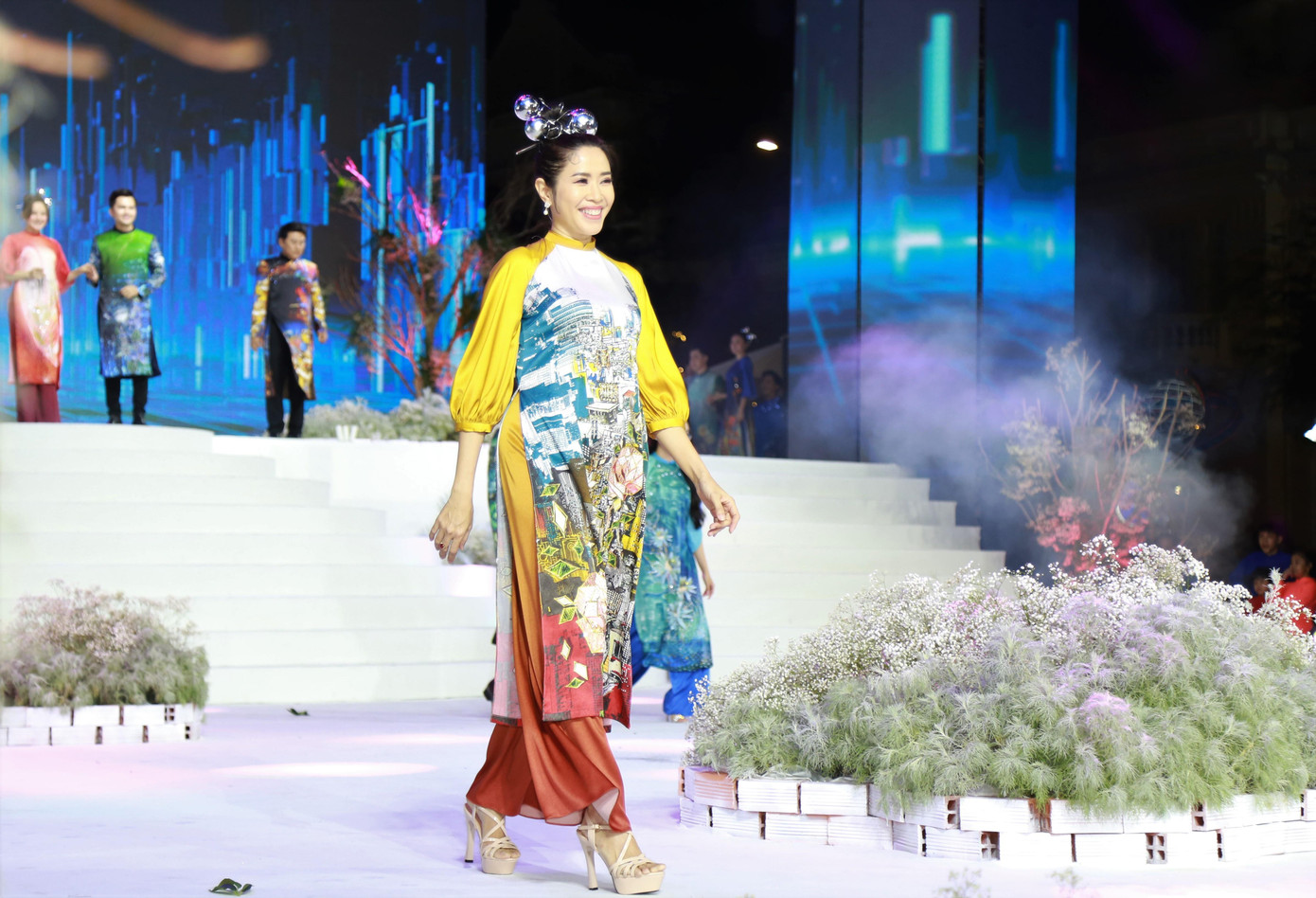 MC Quỳnh Hoa catwalk trên sân khấu khai mạc lễ hội. Ngoài vai trò đại sứ lễ hội, thành viên nhóm nhạc Phù Sa cũng là người biên tập cho màn trình diễn của 100 văn nghệ sỹ và gia đình trong bộ sưu tập áo dài công nghệ "Thành phố thông minh" của NTK Việt Hùng MC Quỳnh Hoa catwalk trên sân khấu khai mạc lễ hội. Ngoài vai trò đại sứ lễ hội, thành viên nhóm nhạc Phù Sa cũng là người biên tập cho màn trình diễn của 100 văn nghệ sỹ và gia đình trong bộ sưu tập áo dài công nghệ "Thành phố thông minh" của NTK Việt Hùng