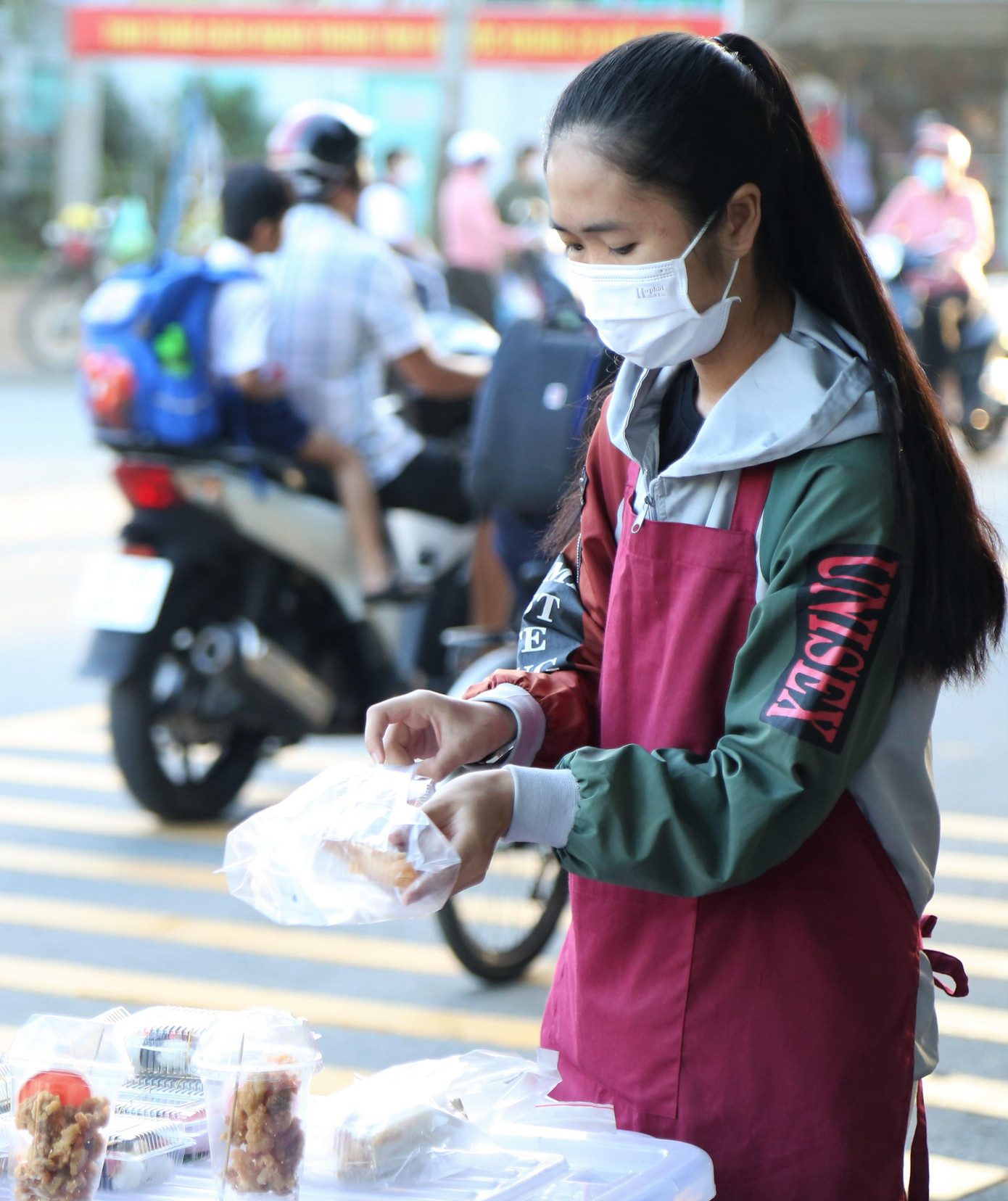 Nữ sinh đất nắng và gió Ninh Thuận chia sẻ, bước vào đời sinh viên, kiến thức đại học rất mới mẻ và khó, do đó bản thân Kiều luôn cố gắng tự học, tự trau dồi. &quot;Khó khăn hiện tại của em là ở lưu xá đông người, khá ồn nên em khó tập trung. Vì vậy em chủ yếu học buổi tối hoặc ra ngoài ban công để có thể tập trung hơn&quot;, Kiều bộc bạch.