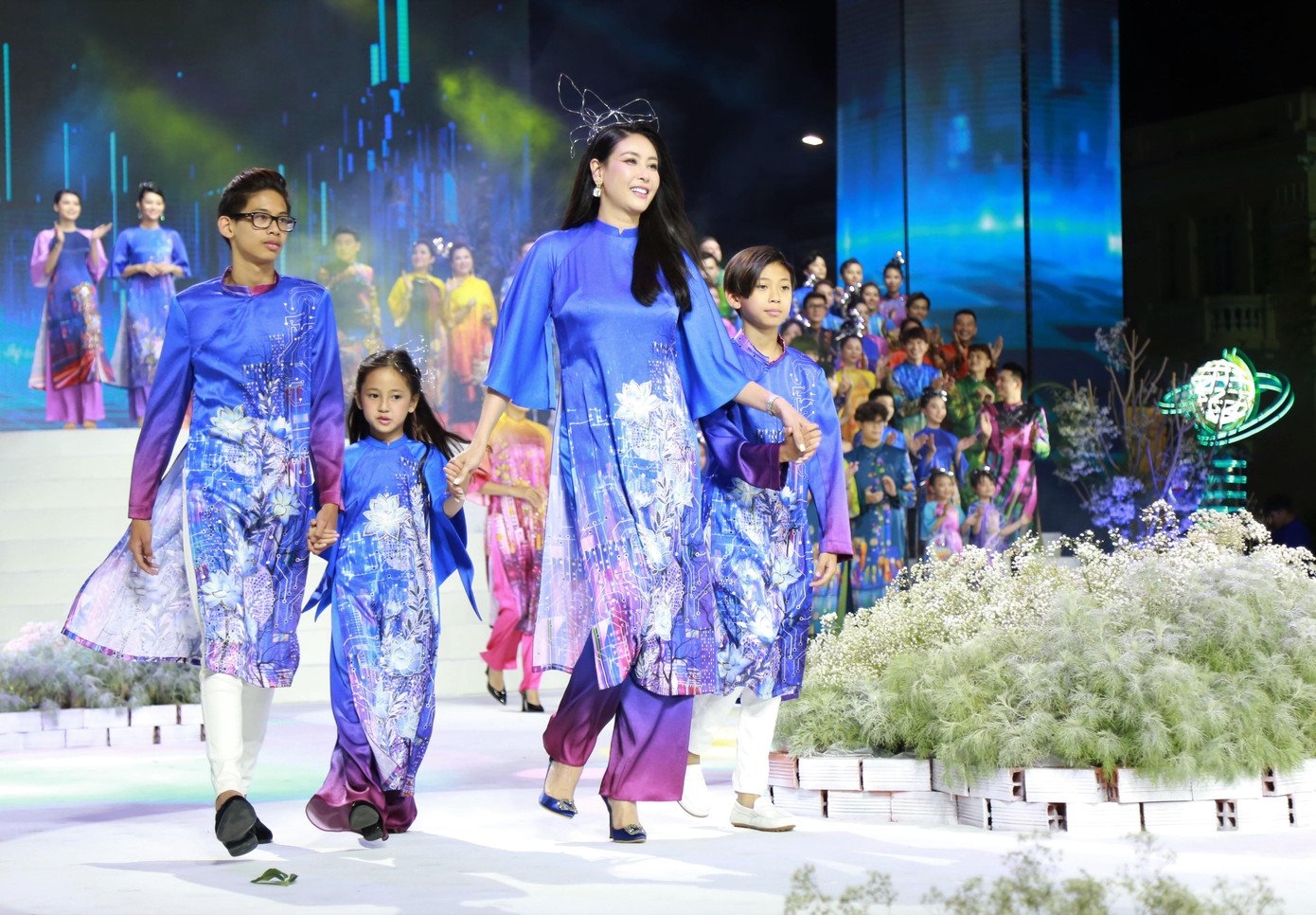 Hoa hậu Hà Kiều Anh cùng con sải bước trong những mẫu thiết kế tươi sáng Hoa hậu Hà Kiều Anh cùng con sải bước trong những mẫu thiết kế tươi sáng