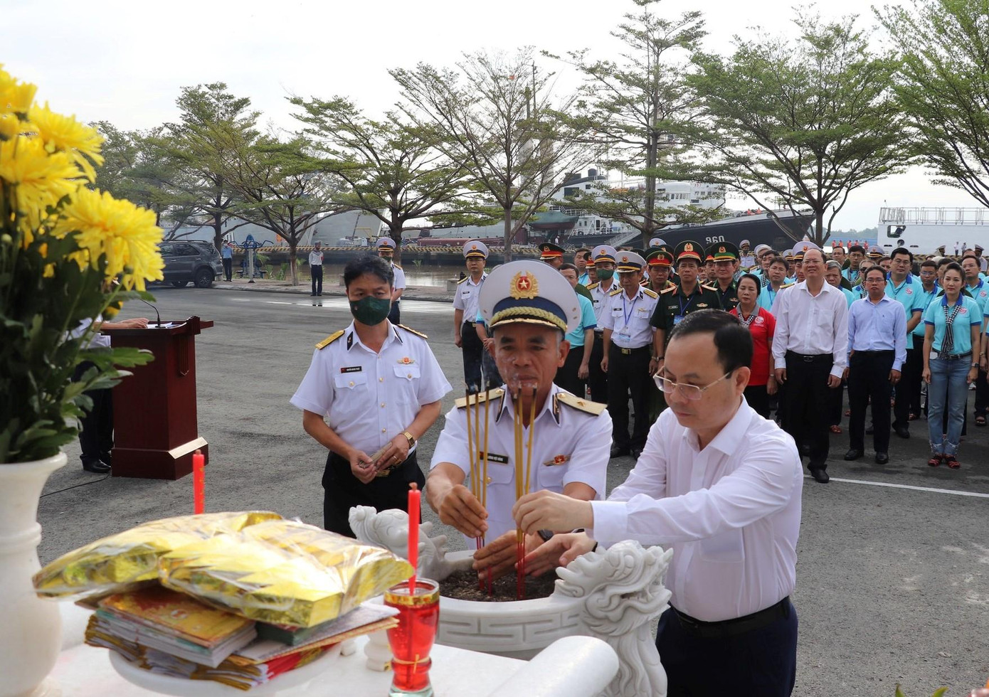 Phó Bí thư Thành ủy TPHCM Nguyễn Văn Hiếu (phải) cùng cán bộ, chiến sĩ hải quân thắp hương tưởng nhớ công ơn các anh hùng liệt sĩ Đoàn tàu không số. Phó Bí thư Thành ủy TPHCM Nguyễn Văn Hiếu (phải) cùng cán bộ, chiến sĩ hải quân thắp hương tưởng nhớ công ơn các anh hùng liệt sĩ Đoàn tàu không số.