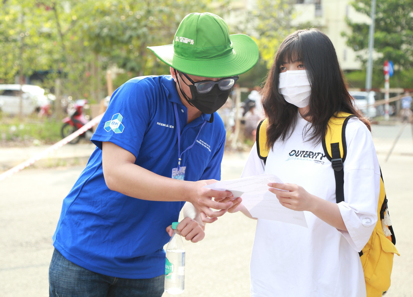 Các bạn tình nguyện viên có mặt tại điểm thi để hỗ trợ, hướng dẫn thí sinh